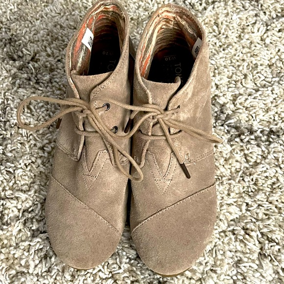 EUC TOMS Suede Wedge Lace Up Boots/Booties - Picture 1 of 4